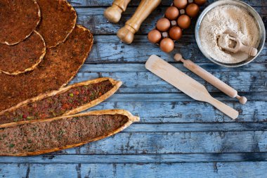 Geleneksel Türk yemekleri, lahmacun ve kiymali ve kusbasili pide. Kırsal masada bir sürü geleneksel yemek var.. 