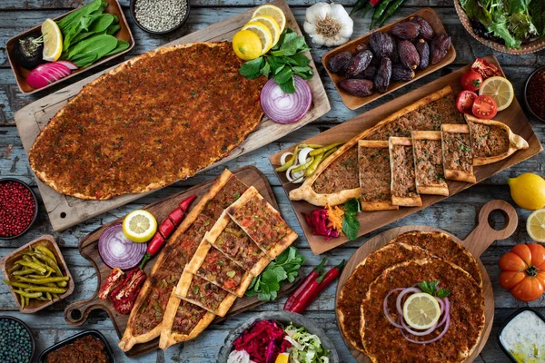 Geleneksel Türk yemekleri, lahmacun ve kiymali ve kusbasili pide. Kırsal masada bir sürü geleneksel yemek var.. 