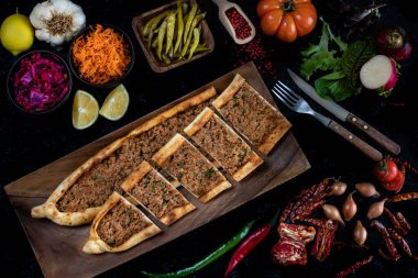 Geleneksel Türk yemekleri, lahmacun ve kiymali ve kusbasili pide. Kırsal masada bir sürü geleneksel yemek var.. 