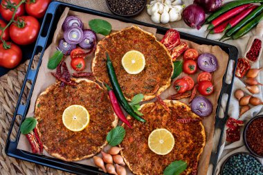 Geleneksel Türk yemekleri, lahmacun ve kiymali ve kusbasili pide. Kırsal masada bir sürü geleneksel yemek var.. 