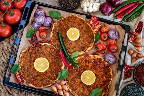 伝統的なトルコ料理 ラハマクン キマリ クサビーリパイド 素朴なテーブルの上に伝統的な食べ物の多くの種類 — ストック写真