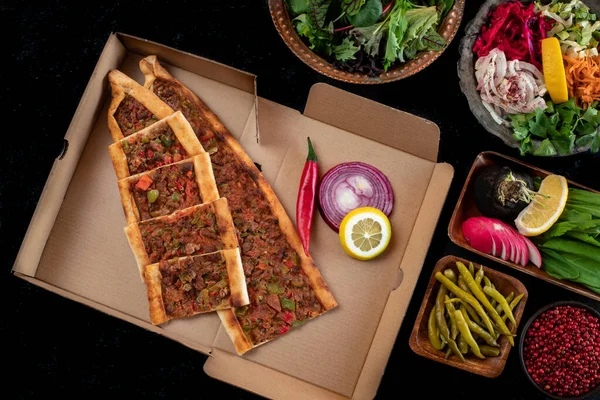 伝統的なトルコ料理 LahmacunとKiymali 宅配ボックスとTahinliとKusbasili Pide 素朴なテーブルの上に伝統的な食べ物の多くの種類 — ストック写真