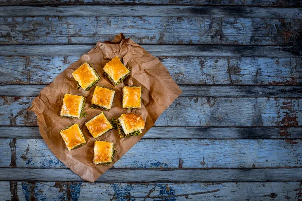 Baklava Avec Pistache Dans Les Assiettes Pièce Carotte Havuc Dilim — Photo