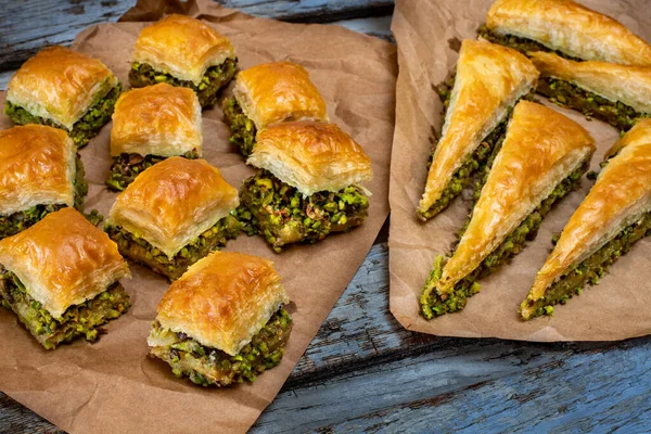 Baklava Mit Pistazien Teller Karottenstück Havuc Dilim Und Trockenes Kuru — Stockfoto