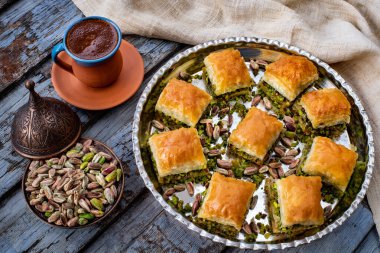 Tabaklarda fıstıklı ve kahveli baklava. Havuç parçası (havuc dilim) ve kuru (kuru) baklava. Şeker şuruplu tatlılar. 