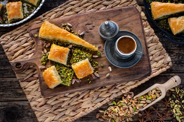 Baklava Avec Pistache Dans Les Assiettes Avec Café Pièce Carotte — Photo