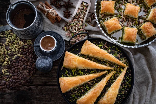 Baklava Avec Pistache Dans Les Assiettes Avec Café Pièce Carotte — Photo
