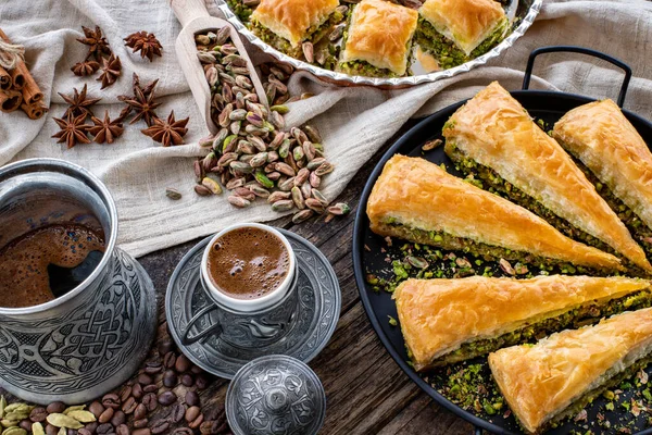 Tabaklarda fıstıklı ve kahveli baklava. Havuç parçası (havuc dilim) ve kuru (kuru) baklava. Şeker şuruplu tatlılar. 