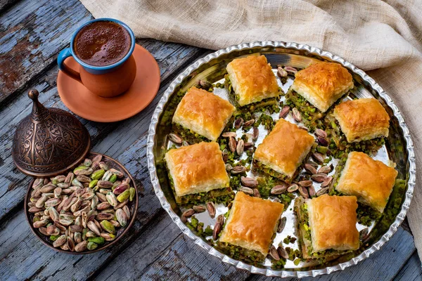 Baklava Con Pistacchio Nei Piatti Con Caffè Pezzo Carota Havuc — Foto Stock