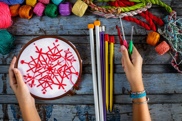 Делаю вышивку на столе. Ручная работа с этамином  