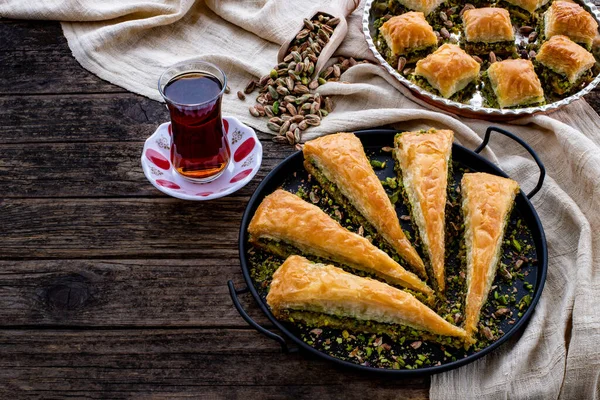 Baklava Avec Pistache Dans Les Assiettes Pièce Carotte Havuc Dilim — Photo