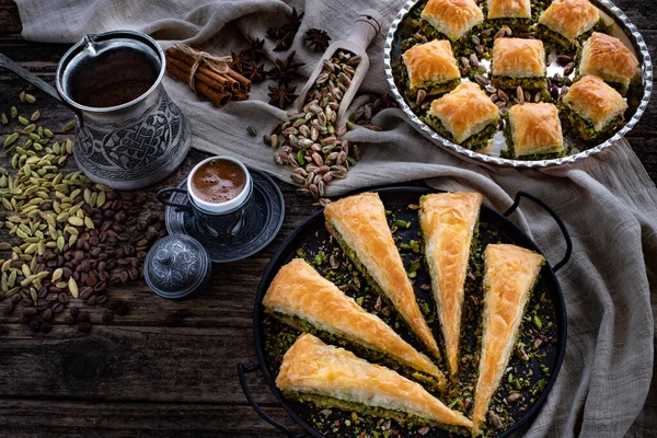 Baklava Con Pistacchio Nei Piatti Pezzo Carota Havuc Dilim Baklava — Foto Stock