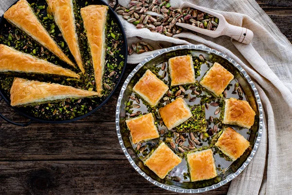 Baklava Avec Pistache Dans Les Assiettes Pièce Carotte Havuc Dilim — Photo