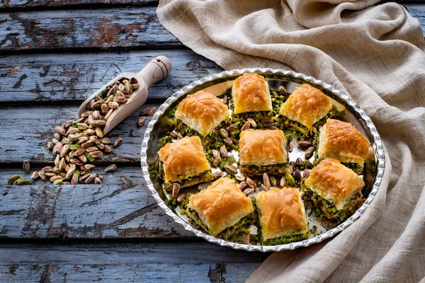 Tabaklarında fıstık olan baklava. Havuç parçası (havuc dilim) ve kuru (kuru) baklava. Şeker şuruplu tatlılar. 