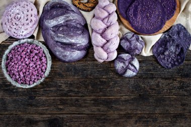 Masada ev yapımı mor havuç ve pancar ekmeği var. Superfood konsepti. 