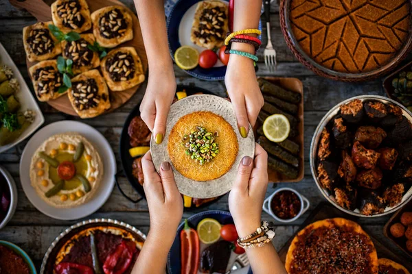 Genouillère Traditionnelle Turque Dans Plaque Cuivre Concept Kanafeh Fromage Pistache — Photo