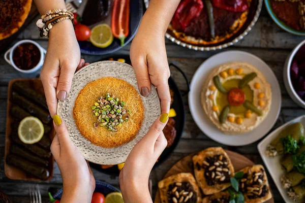 Genouillère Traditionnelle Turque Dans Plaque Cuivre Concept Kanafeh Fromage Pistache — Photo