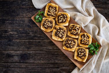 Hamur ve kıymalı Kaytaz Burek. Geleneksel Gıda Konsepti. 
