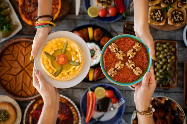 ダイニングテーブルの上の食べ物やメゼの多くの種類 ムハンマラ チェヴィッリ ビバーとイクリ コフテという名の郷土料理 — ストック写真