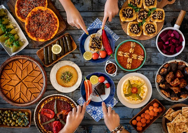 Muchos Tipos Alimentos Meze Mesa Comedor Alimentos Locales Llamados Kebap —  Fotos de Stock