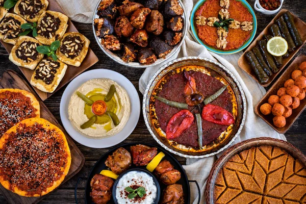 Yemek masasında birçok çeşit yiyecek ve meze var. Sini kebap ve tepsiye et basma adlı yerel yiyecekler