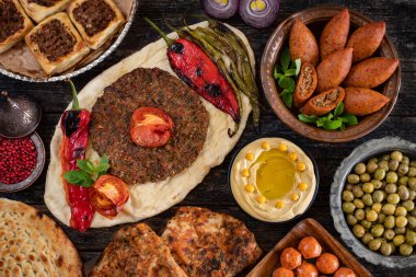 Masada icli kofte, kagit kebap ve kaytaz boregi adında birçok çeşit kebap ve kibbeh servis edildi. iftar yemeği için yerel yiyecekler. 