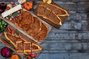 Geleneksel Türk yemekleri, lahmacun ve kiymali ve kusbasili pide. Kırsal masada bir sürü geleneksel yemek var.. 