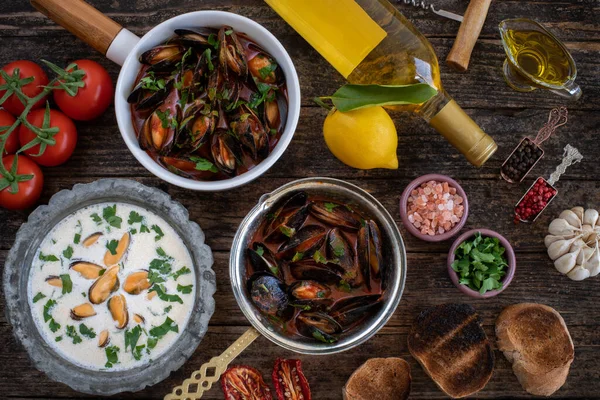 Moules mariniere, chowder, bouillabaisse ve haşlanmış midye. Tavada sağlıklı deniz ürünleri.