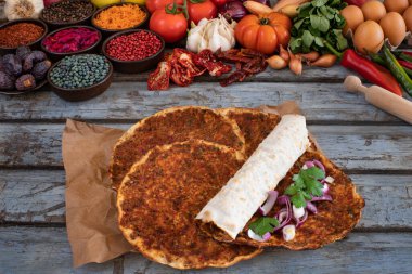 Masada bir sürü geleneksel yiyecek var. Ramazan ayında oruç tutma zamanı. iftar için hazırlanan tablo 