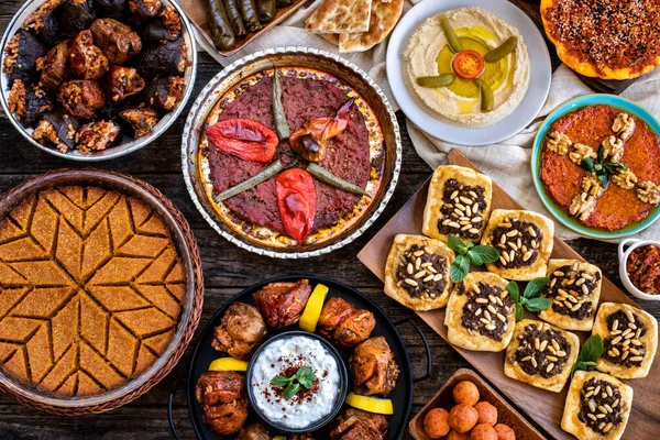 Masada bir sürü geleneksel yiyecek var. Ramazan ayında oruç tutma zamanı. iftar için hazırlanan tablo 