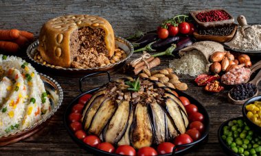 Masada farklı türde pilav var. Sebze pilavı ve tereyağlı pilav. . 