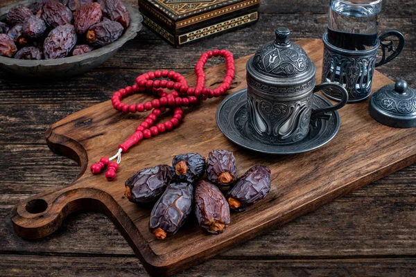 Masanın üzerinde meyveler var. Ramazan için Medjool. Oruç tutmaya hazırlanın.. 
