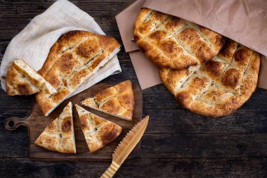 Masada Ramazan Pide ekmeği var. Ramazan pidesi