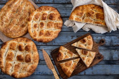 Masada Ramazan Pide ekmeği var. Ramazan pidesi