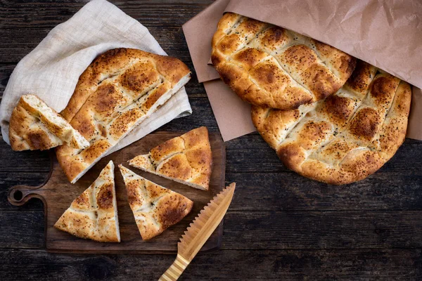Masada Ramazan Pide ekmeği var. Ramazan pidesi