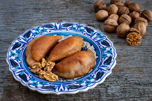 Tulumba Tatlisi Bamiyeh Dessert Tas Kadayif Atayef Table Ramadan Dinner — Foto Stock