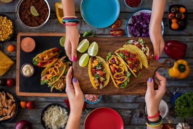 Baharatlı salsa soslu Meksika tacoları ve nacho tortilla cipsi çeşitleri. Kuzu, tavuk, deniz ürünleri ve domuz etli taco konsepti.. 
