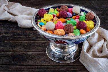 Tahta masada bir kase şeker ve çikolata. Çok çeşit şeker.. 