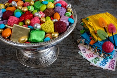 Tahta masada bir kase şeker ve çikolata. Çok çeşit şeker.. 