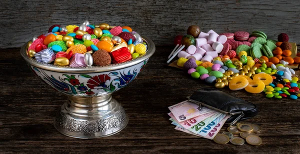 Tahta masada bir kase şeker ve çikolata. Çok çeşit şeker.. 