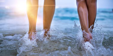 Sahilde dalgalarla yürüyorum. Yaz tatili kavramı 