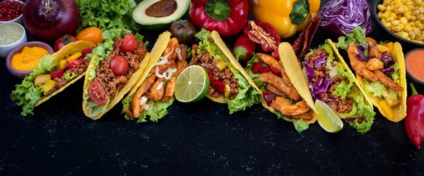 Sığır etli, domuz etli ve tavuklu taco. Tako çeşitleri. Meksika geleneksel mutfağı. 