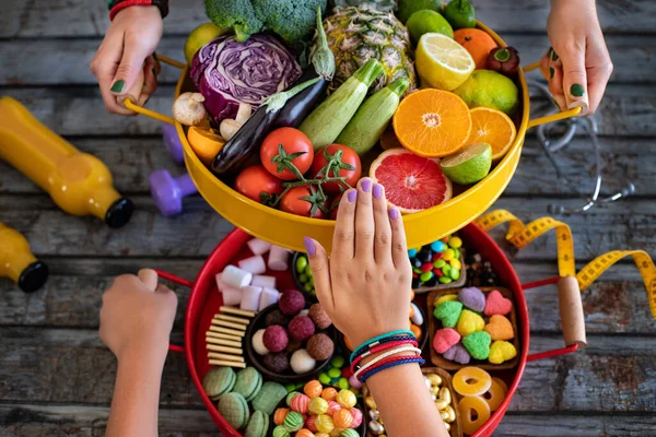 Sağlıklı Beslenme Sağlıksız Yeme Ilaç Hapları Steteskop Metre Bandıyla Masada — Stok fotoğraf