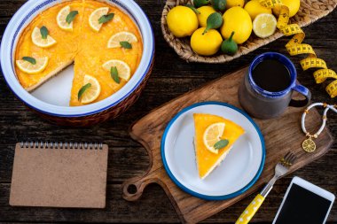 Masada limonlu cheesecake var. Tahta masada New York usulü cheesecake konsepti.