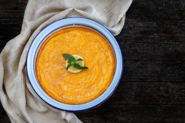 Masada limonlu cheesecake var. Tahta masada New York usulü cheesecake konsepti.