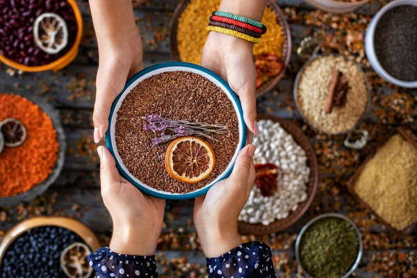 Verschiedene Hülsenfrüchte Den Händen Von Zwei Frauen Der Schüssel Bild — Stockfoto