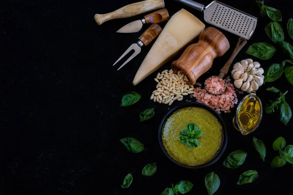 Preparação Molho Pesto Mesa Madeira Manjericão Pinhões Morteiro Queijo Parmesão — Fotografia de Stock