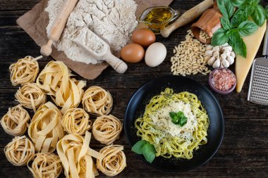 Parmesan peyniri, fesleğen, çam fıstığı ve diğer malzemelerle pesto sosu hazırlıyorum. Mutfak tezgahında yemek hazırlığı.. 