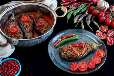 Tabağa patlıcan doldurdum. Patlıcan yemeği karniyarik veya imambayildi masada.. 