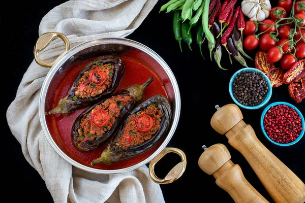 Fyllda Äggplantor Tallriken Aubergine Meal Karniyarik Eller Imambayildi Bordet — Stockfoto